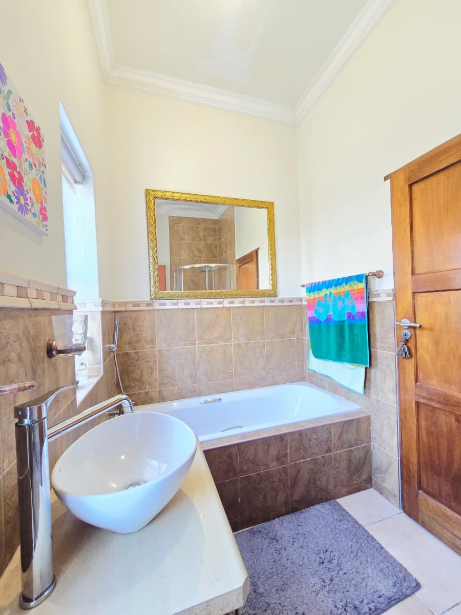 5 Bedroom Property for Sale in Kingswood Golf Estate Western Cape